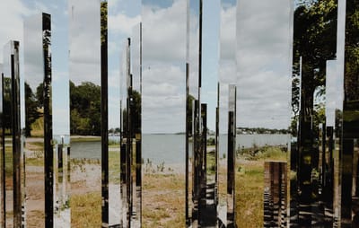 The arcade of the multiple mirrors